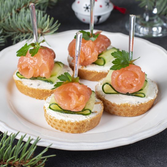 Канапе на шпажках з червоною рибою