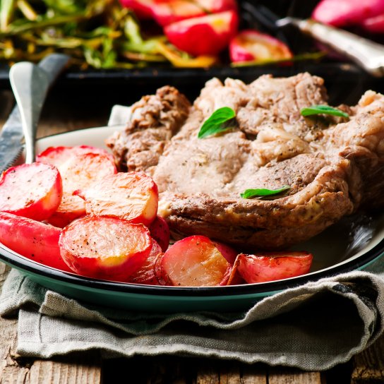 Смажена свинина і редиска