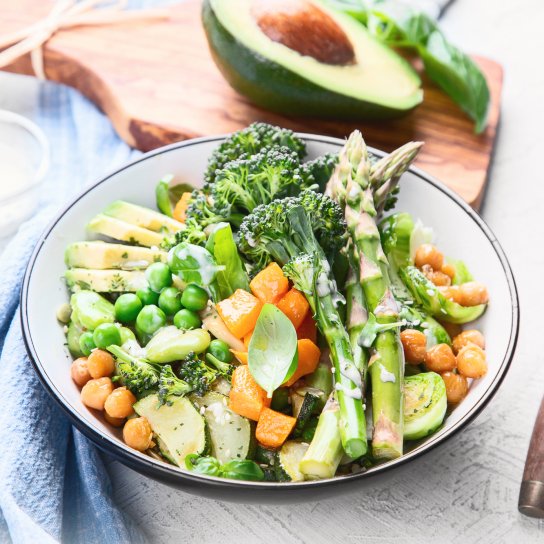 Салат зі спаржею, авокадо та манго