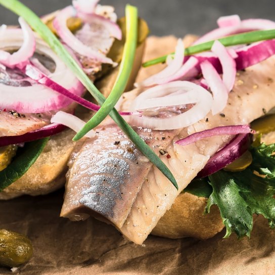 Смореброди з оселедцем і червоною цибулею