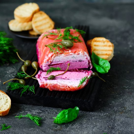 Буряковий терин з вершковим сиром і лососем
