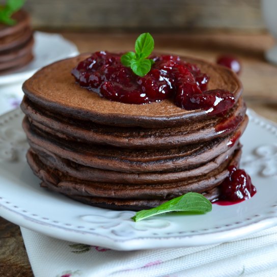 Шоколадні панкейки з варенням