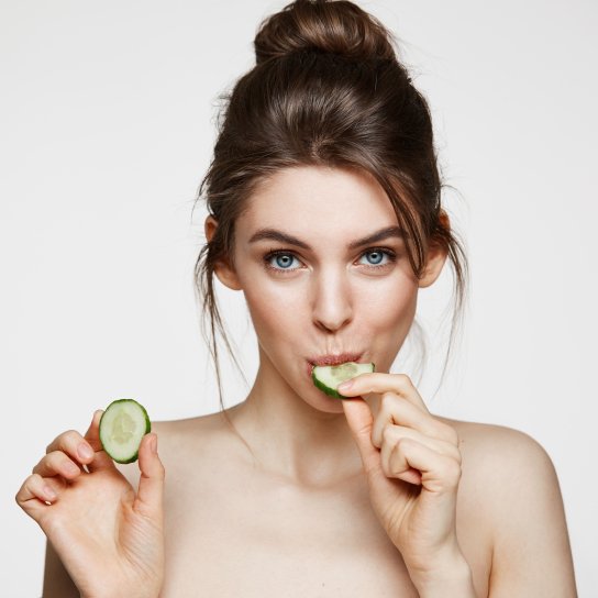 Дівчина їсть овочі