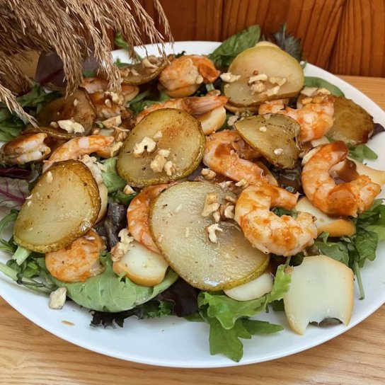 Салат з креветками та копченою моцарелою