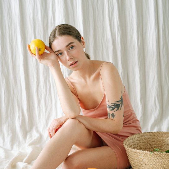 Дівчина з лимоном