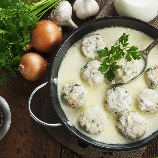 Курячі фрикадельки у білому соусі