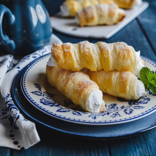 Трубочки з кремом і персиками