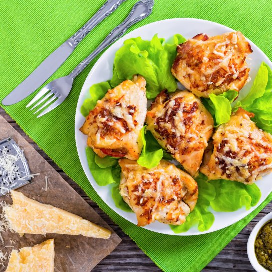 Фарширована куряча грудка з сиром і шинкою