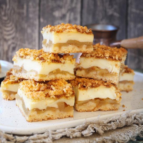 Тертий пиріг з яблуками і пудингом