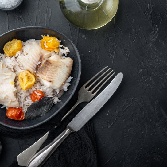 Тиляпія з рисом та помідорами у формі для запікання