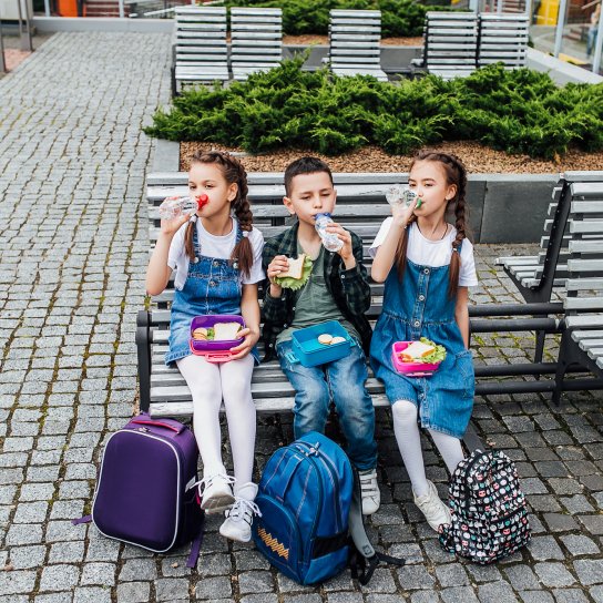 діти їдять на відкритому повітрі
