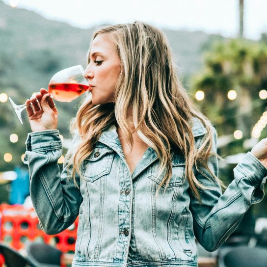 дівчина п'є вино