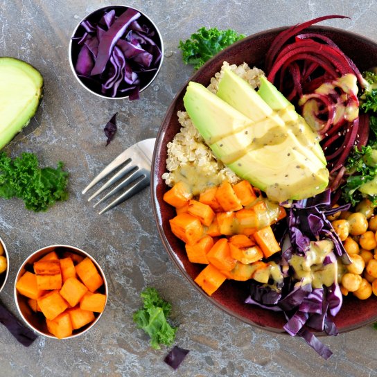 Боул з суперфудами і хумусом