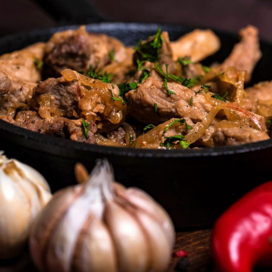 М’ясо з цибулею на сковороді