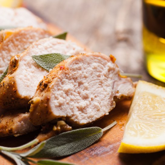 Запечена куряча грудка з шавлією і маслом