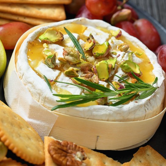 Закуска з розплавленим сиром і виноградом