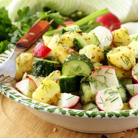 Салат з молодої картоплі та редиски