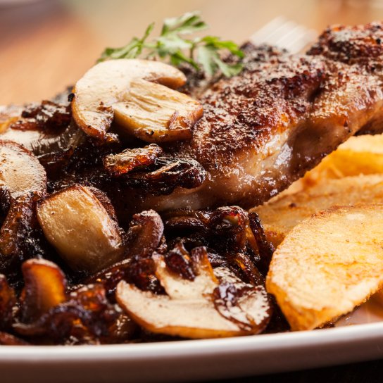свинина запечена з грибами