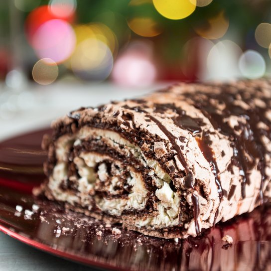 Шоколадний меренговий рулет