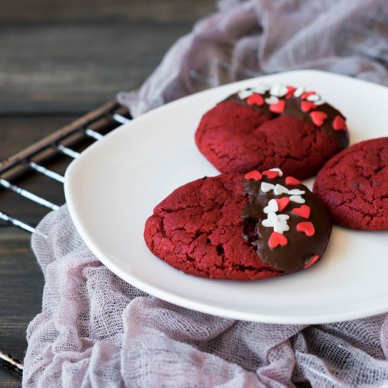 Печенье «Красный бархат» с посыпкой из белого шоколада
