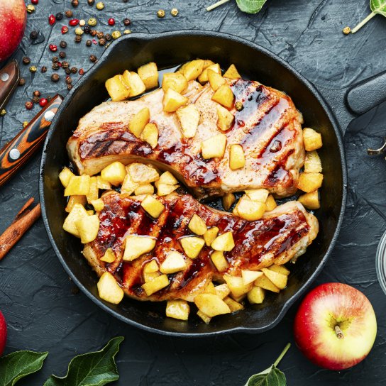 Карамелізована свинина з яблуками