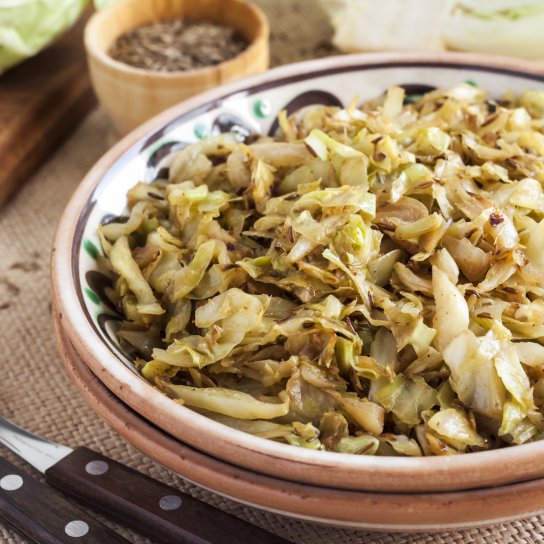 Салат з куркою у великій мисці на столі