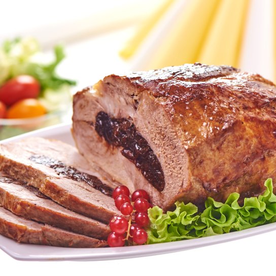 Свиняча корейка, запечена з чорносливом