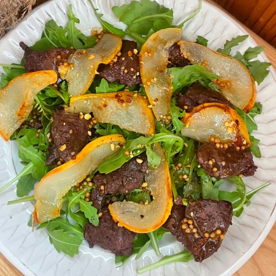 Салат з печінкою та грушею