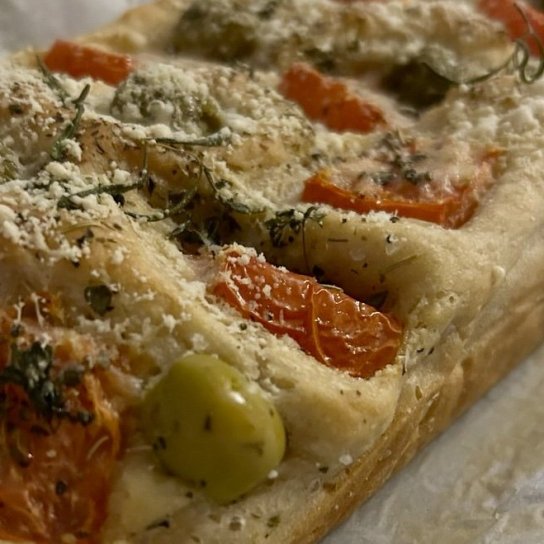Чіабата з оливками, томатами та розмарином