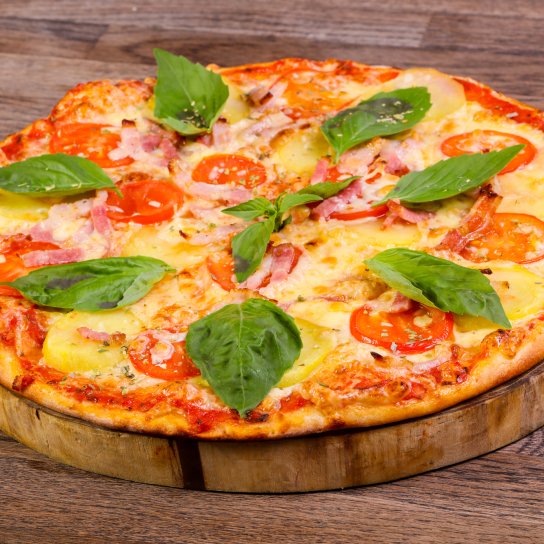 Піца по-селянськи з картоплею і беконом