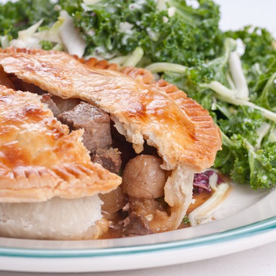 М'ясна запіканка у тісті з картоплею