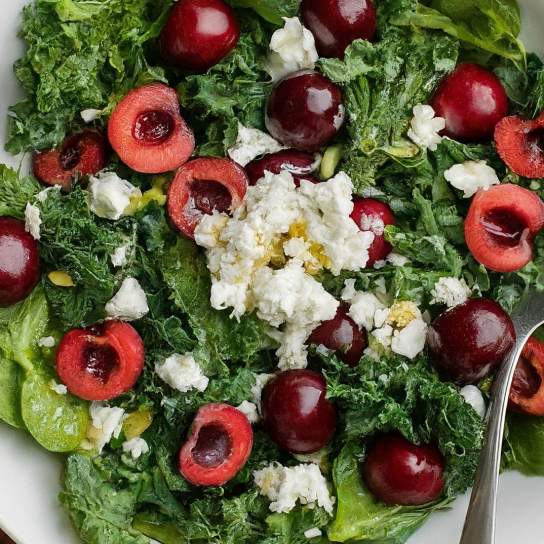 Салат з черешнею