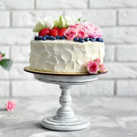 Торт з полуницею та трояндою