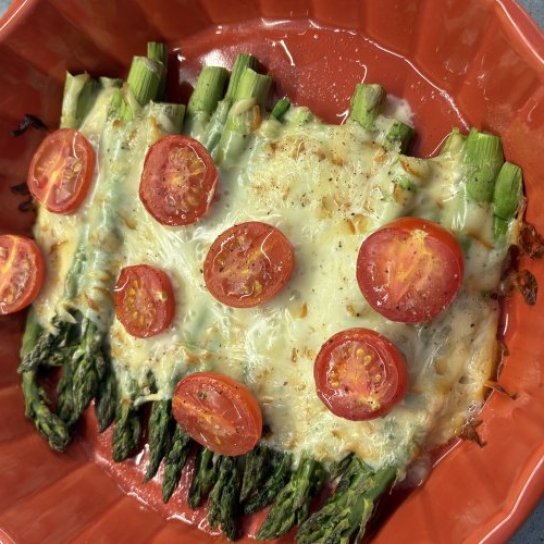 Спаржа під сиром
