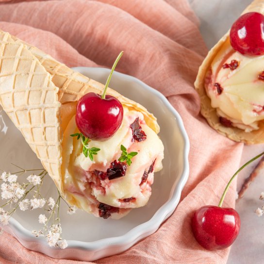 Ванільне і вишневе морозиво