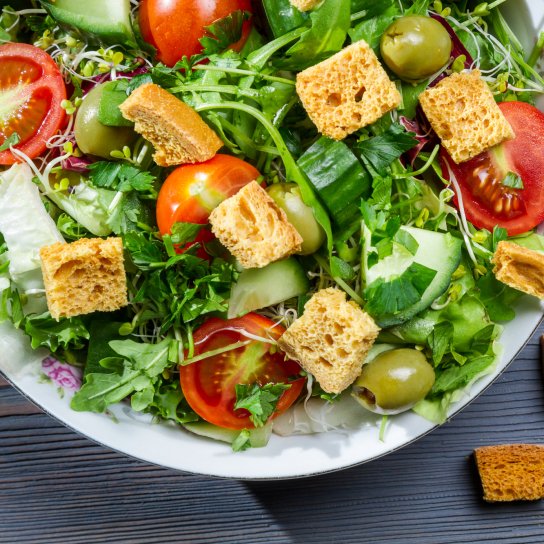 Салат с помидорами, огурцами и гренками