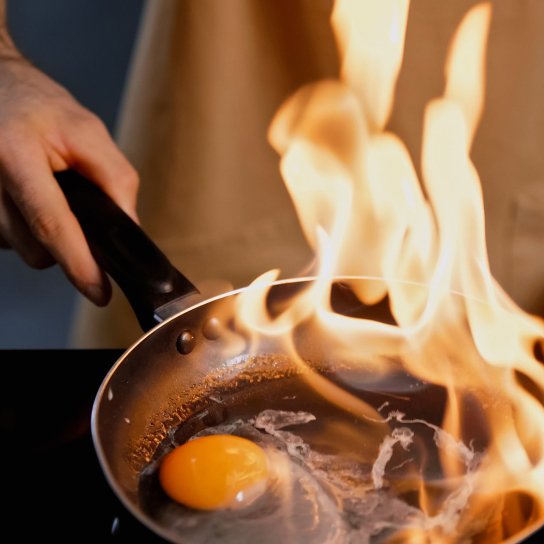 Горящее в сковороде масло