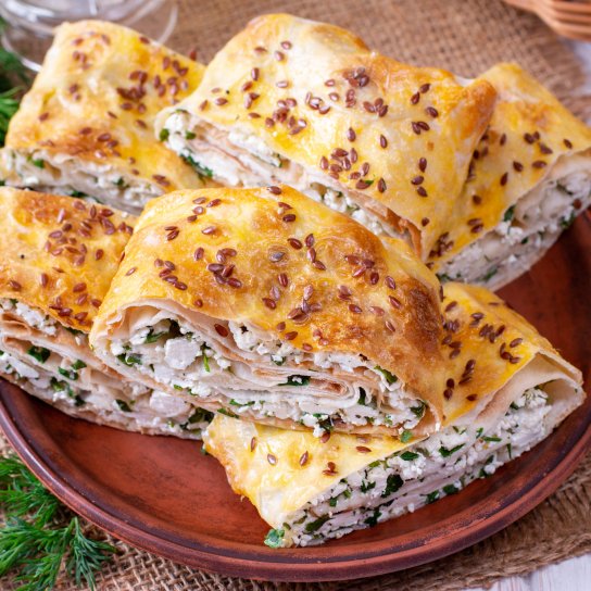 Млинцевий рулет з кисломолочним сиром і зеленню