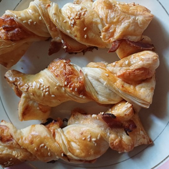 Слойки з беконом