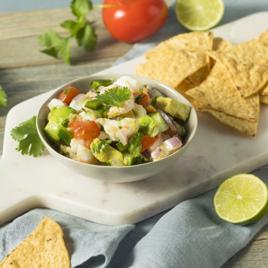 Креветки з авокадо і цибулею