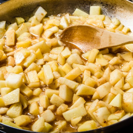 яблуки з корицею на пательні