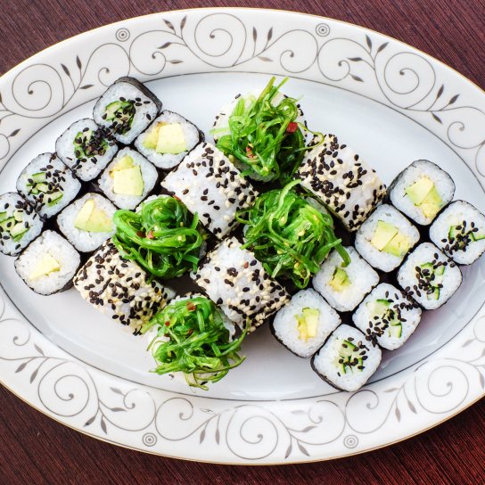 Роли зі спаржею на тарілці