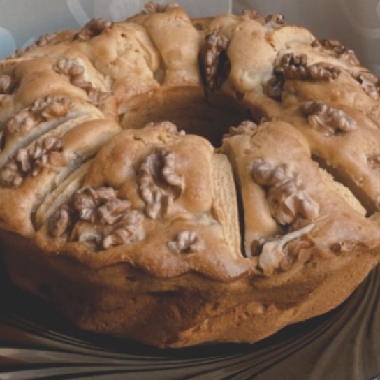 Шарлотка з яблуками та горішками