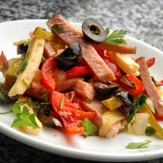 Салат з шинкою, перцем і маслинами