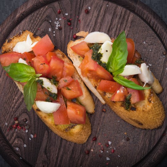 Італійські брускети з соусом песто