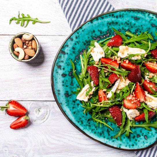 Салат з плавленим сиром і полуницею