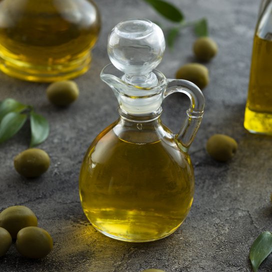 Оливкова олія та оливки