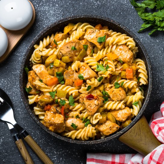 Макарони з куркою та овочами