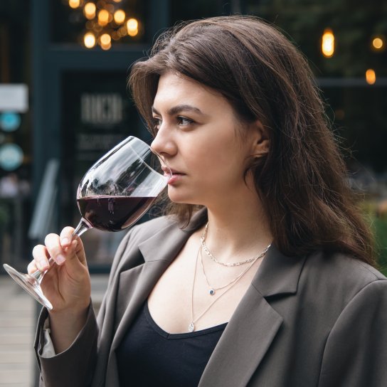 Дівчина п'є вино