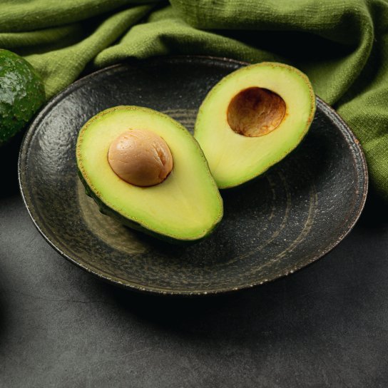 Авокадо на тарілці